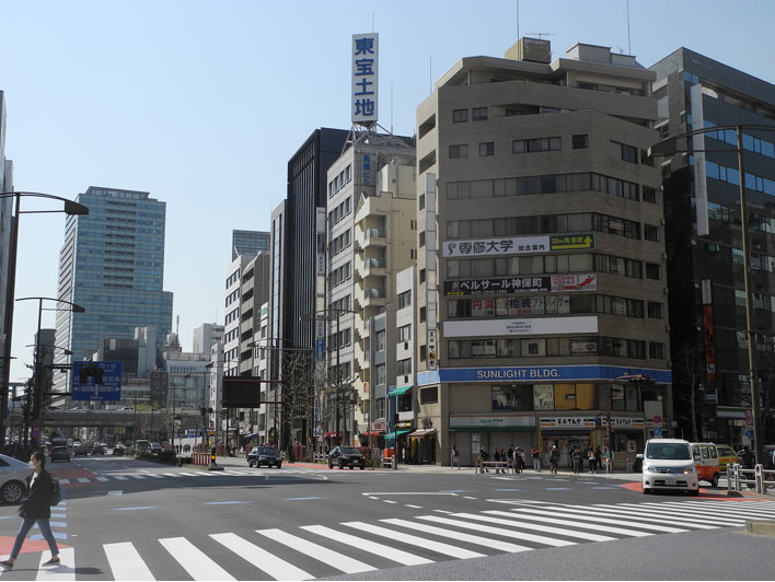 神保町駅（A1A2出口）側から見た東宝土地 髙橋ビル